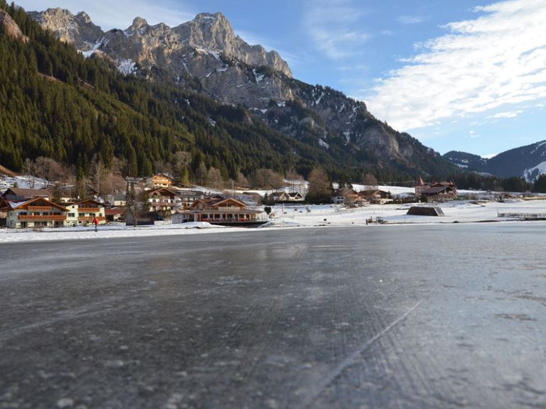 Zugefrorener See zum Eislaufen in Tirol