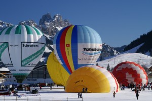 Heißluftballone im Winter - über Tirol schweben