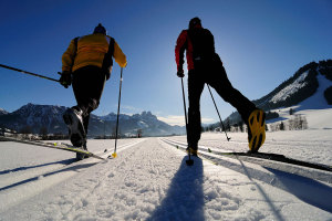 Langlaufen macht fit - zwei Langläufer in Tirol