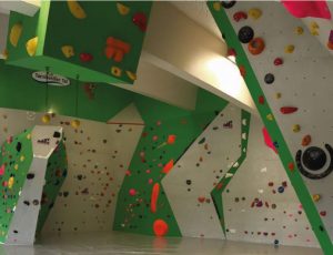 Bouldern in der Halle Tannheim mit vielen Ruten